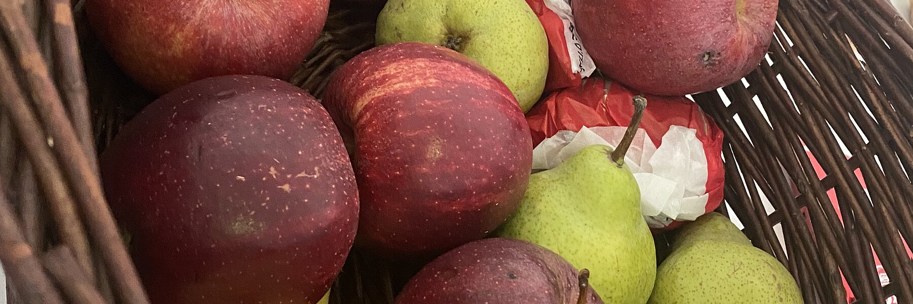 Voll bestückter Obstkorb mit verschiedenem Obst für den Gesundheitstag.