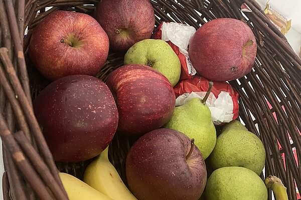 Voll bestückter Obstkorb mit verschiedenem Obst für den Gesundheitstag.