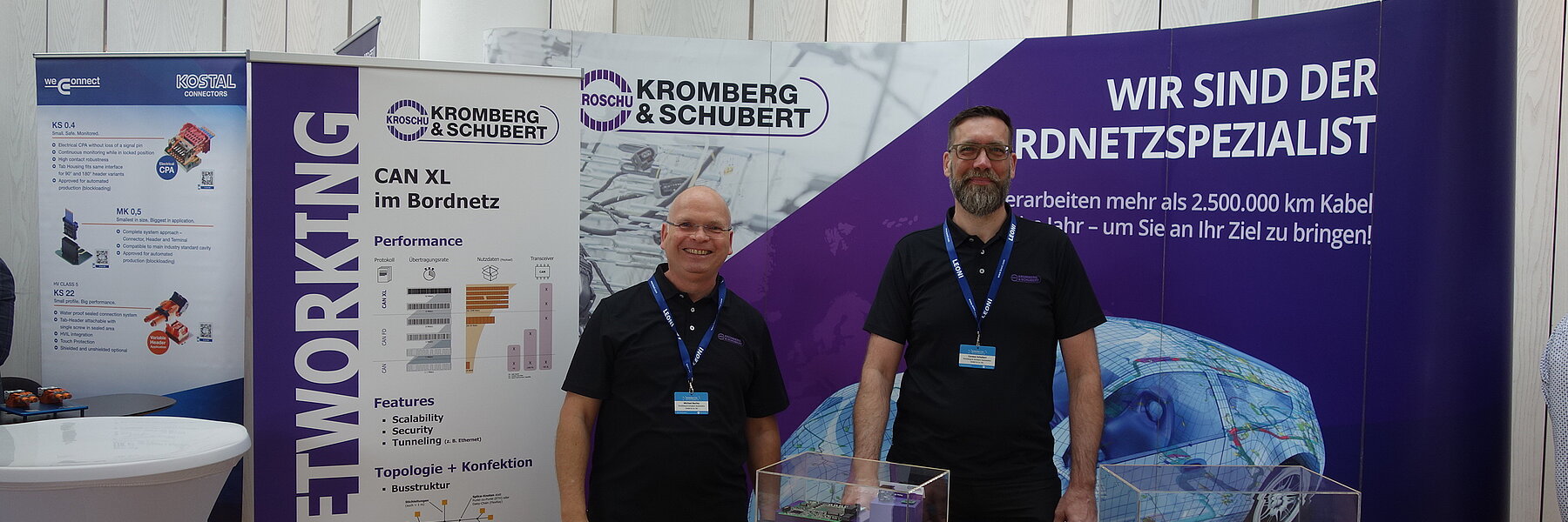 Zwei Mitarbeiter an unserem Messestand auf dem Bordnetzkongresss.