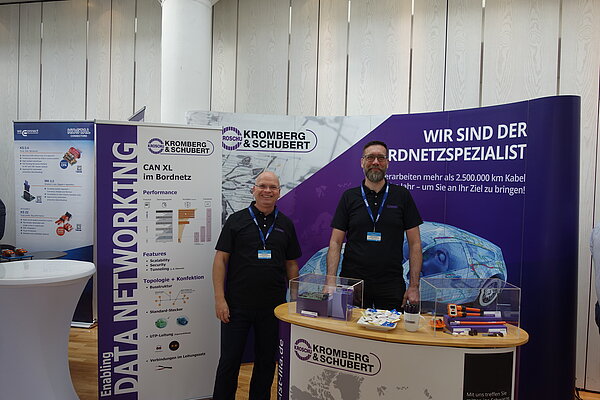 Zwei Mitarbeiter an unserem Messestand auf dem Bordnetzkongresss.