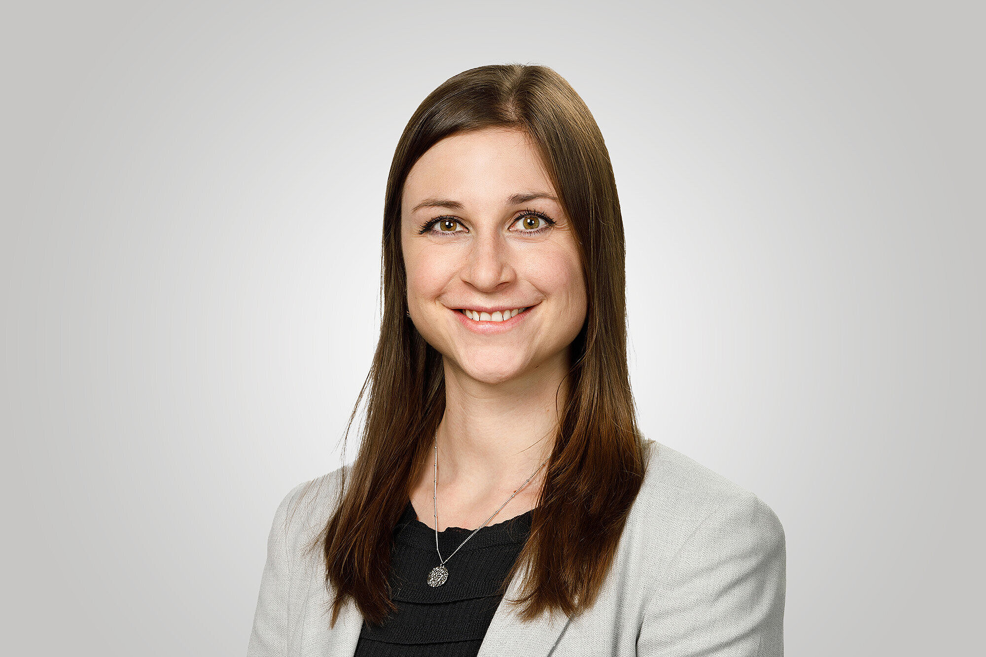 Ramona Sippl as contact person for recruiting.