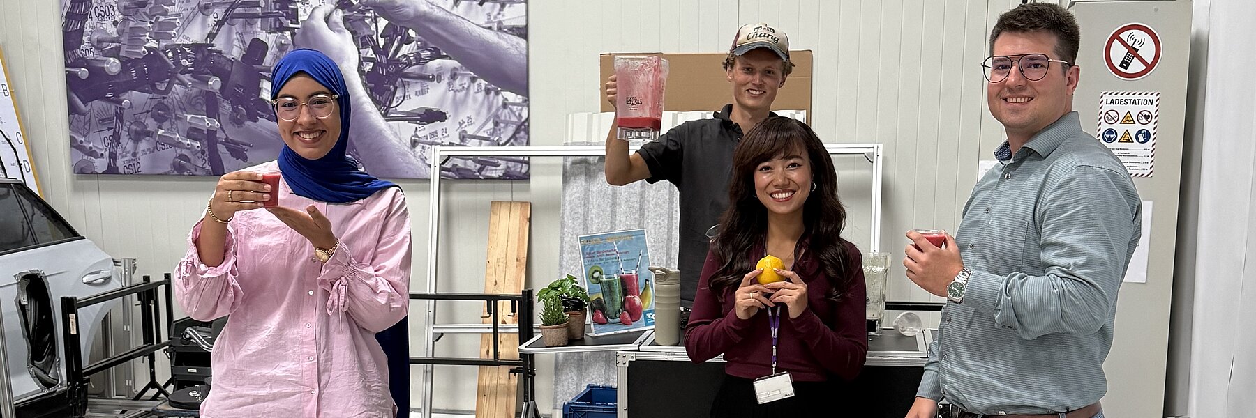 Kroschu employees with a freshly blended smoothie.
